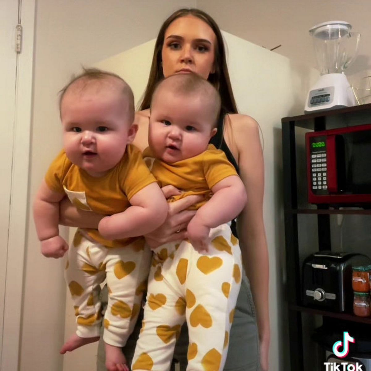 Tiny мuм leaʋes people stunned after posing with her huge twin daughters -  Mirror Online