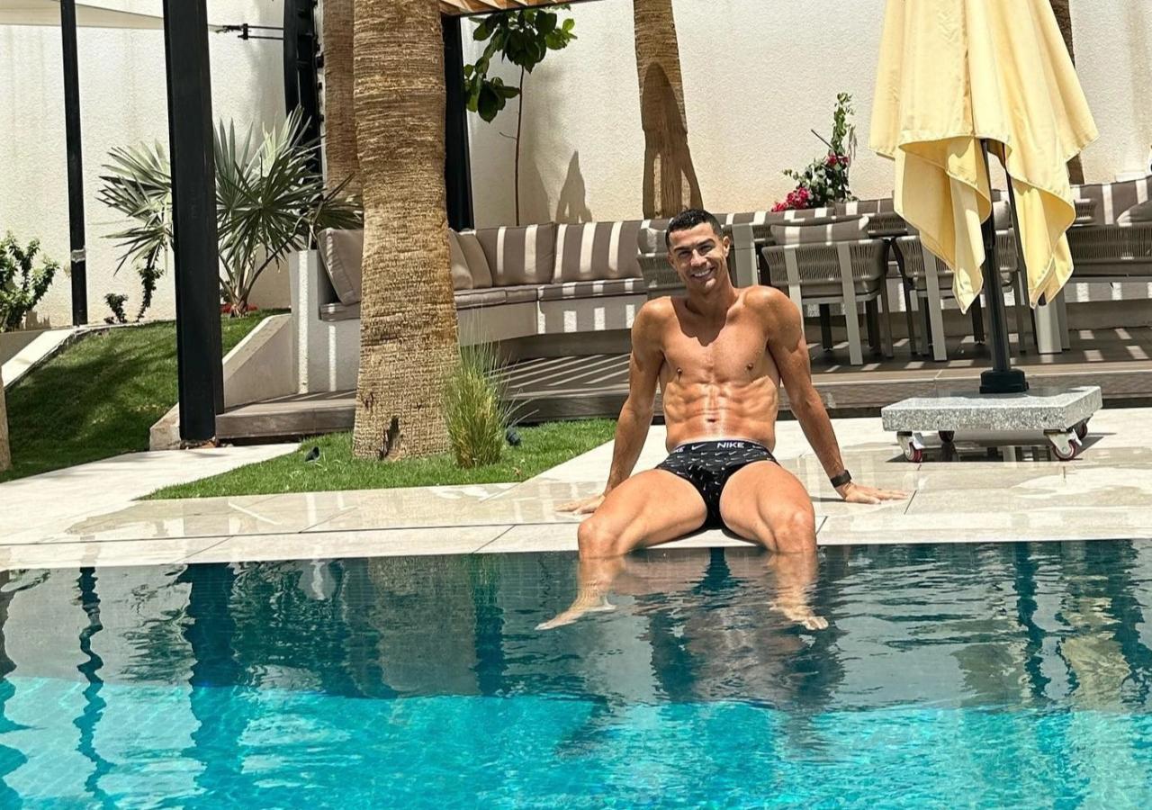 Ronaldo relaxed by the swimming pool