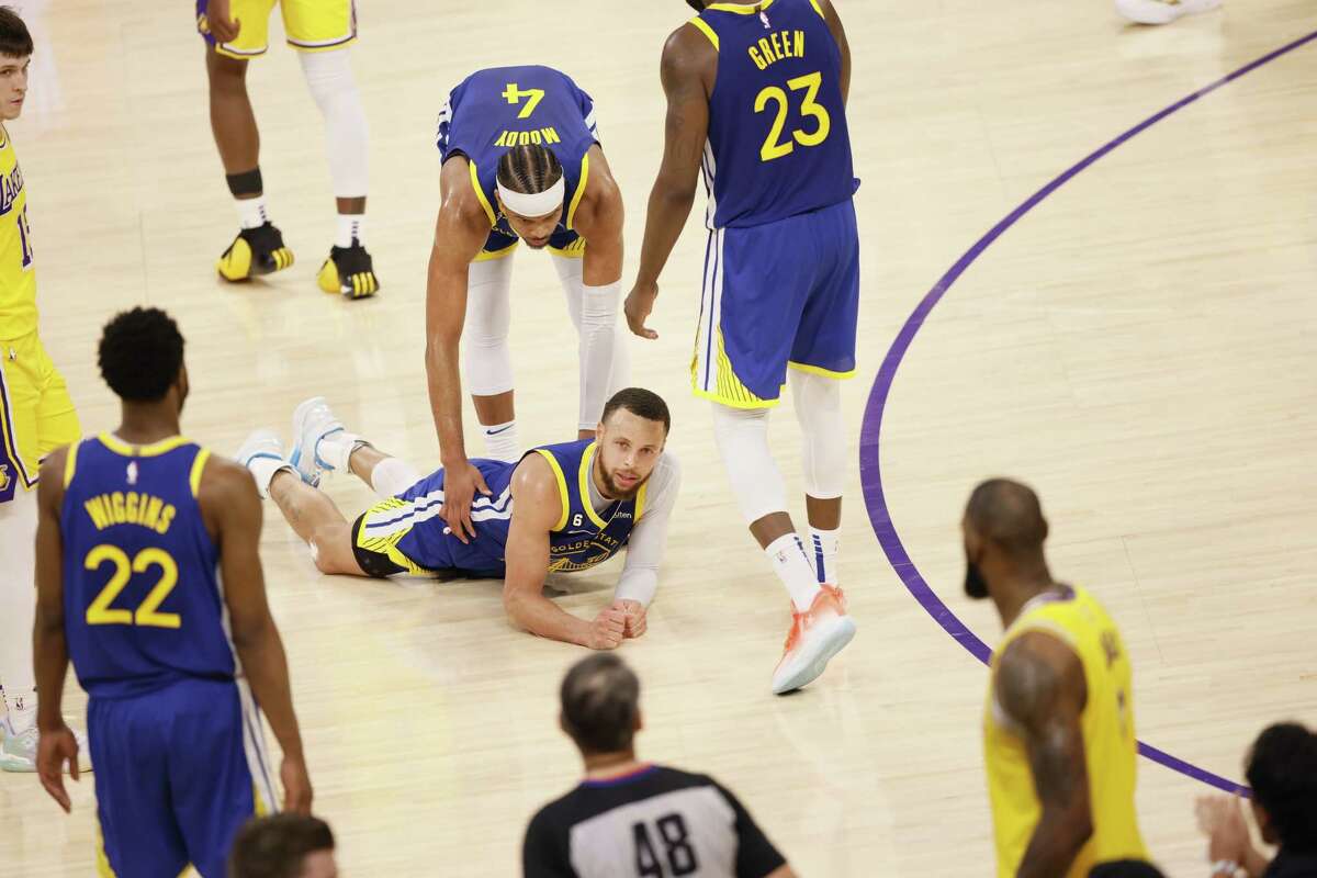 Steph Curry gives Warriors a chance, but chances ran out in Game 4