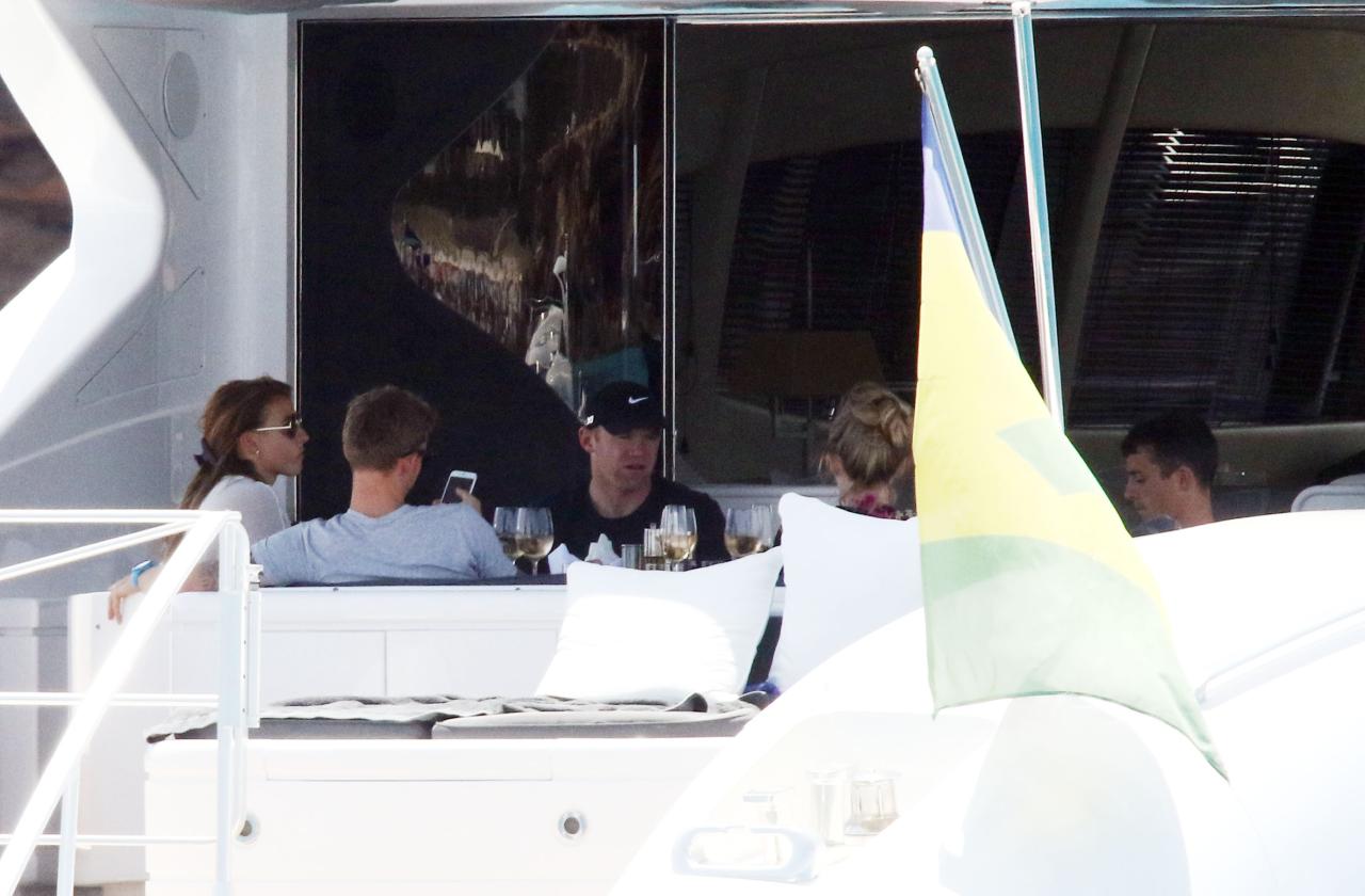  The friends enjoy a leisurely lunch on Ƅoard their luxury yacht