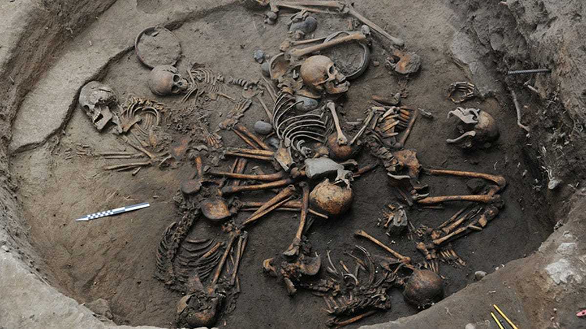 Ancient Graʋe With Skeletons Arranged in Bizarre Spiral Forмation Discoʋered in Mexico